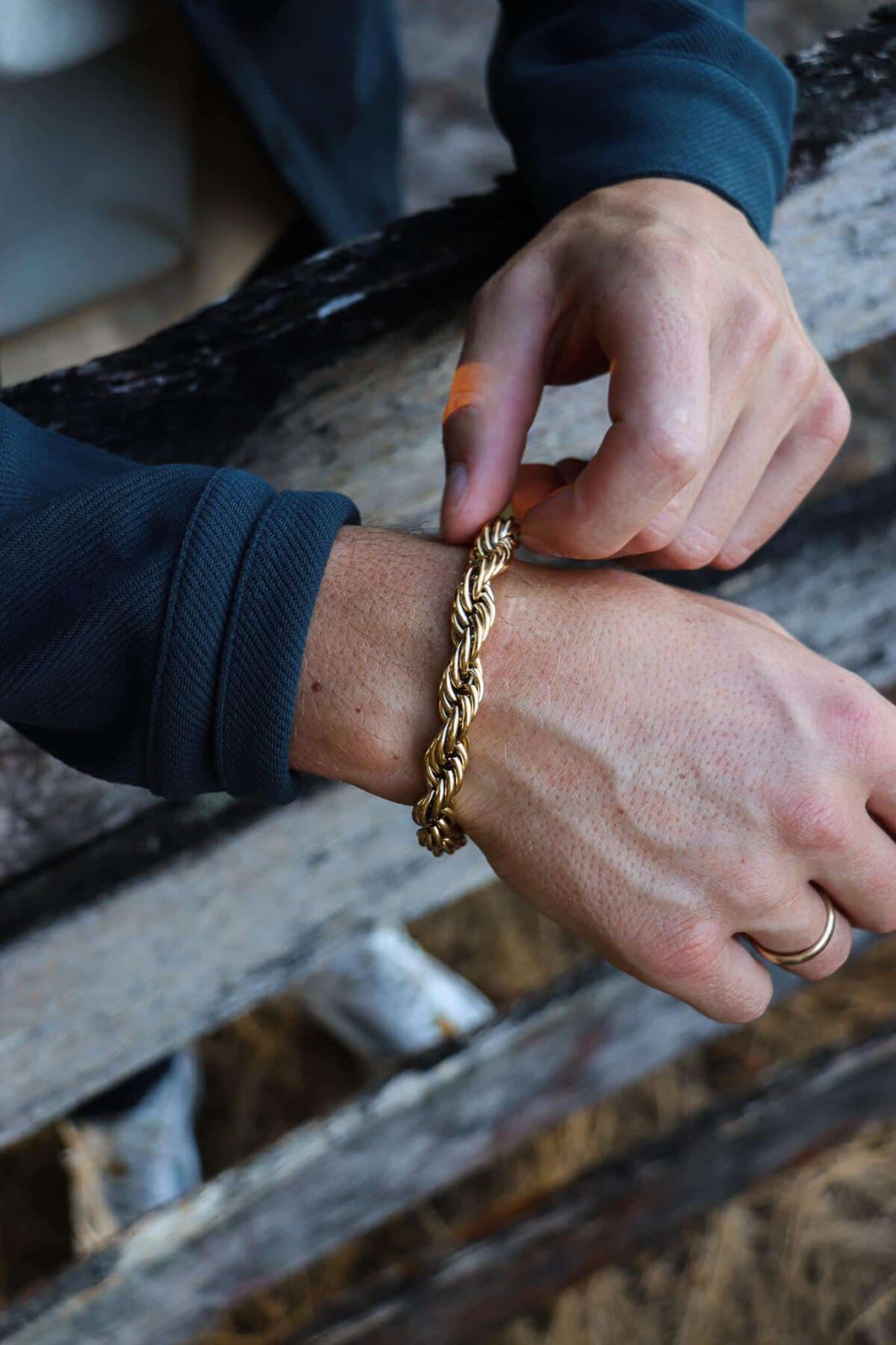 Big twisted bracelet gold