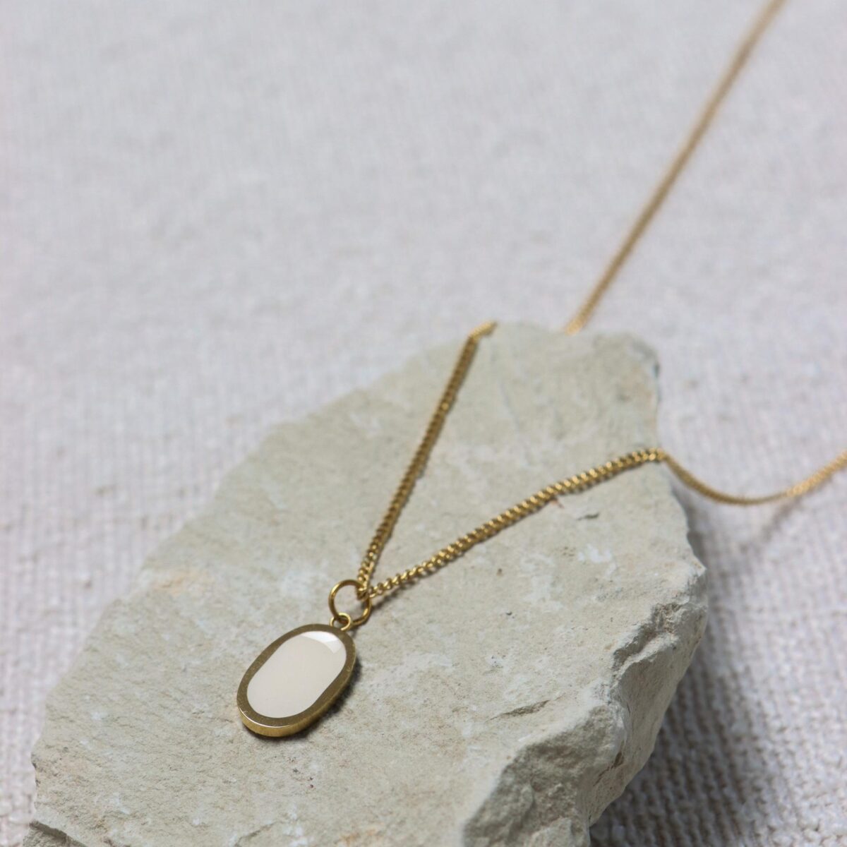 Oval white necklace gold