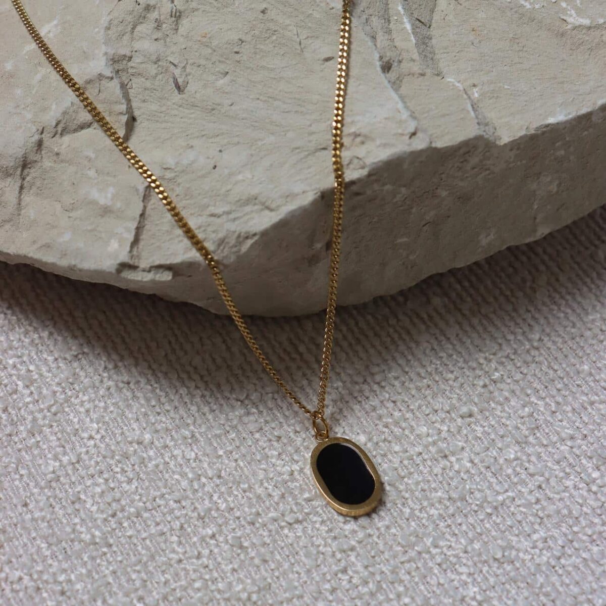 Oval black necklace gold