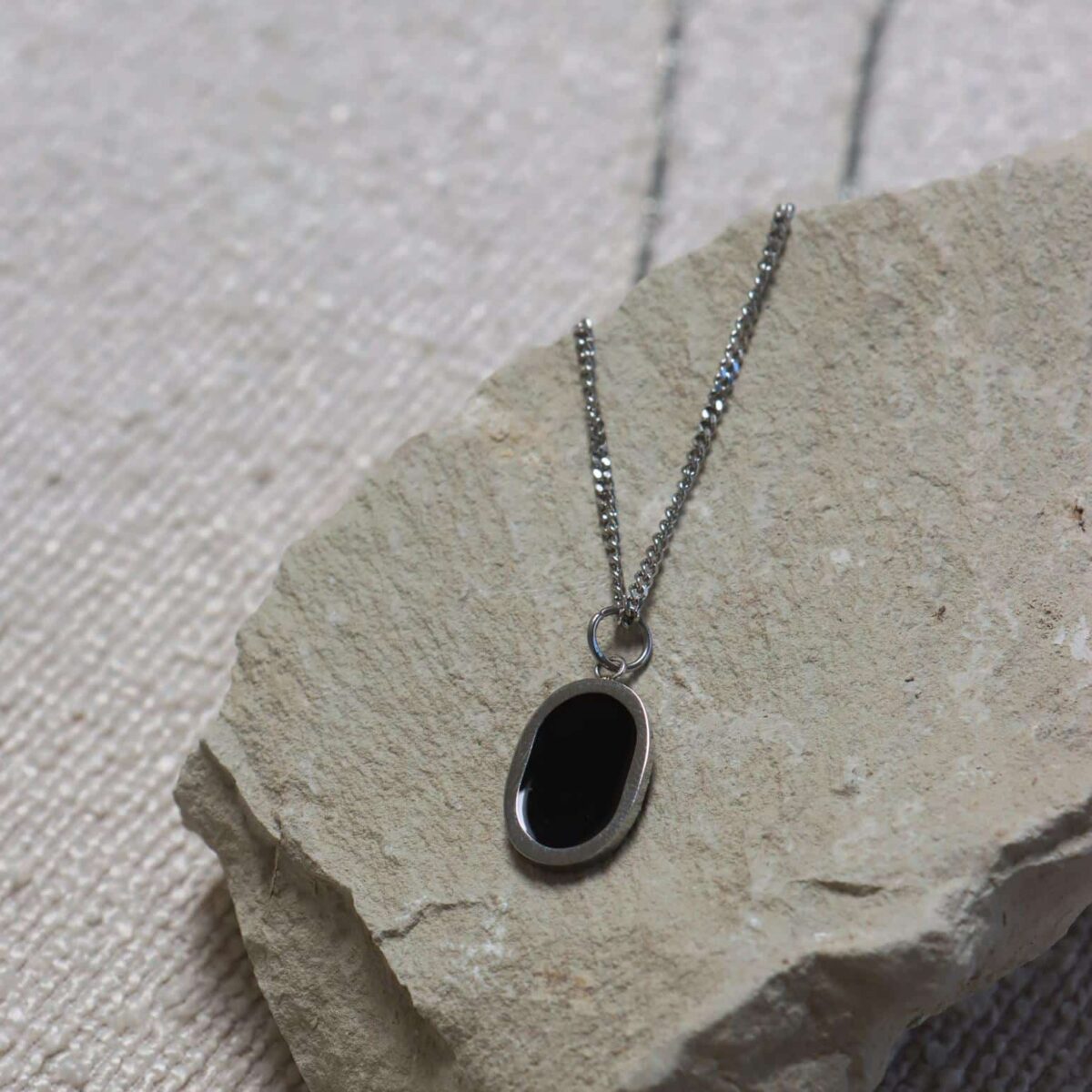 Oval black necklace silver